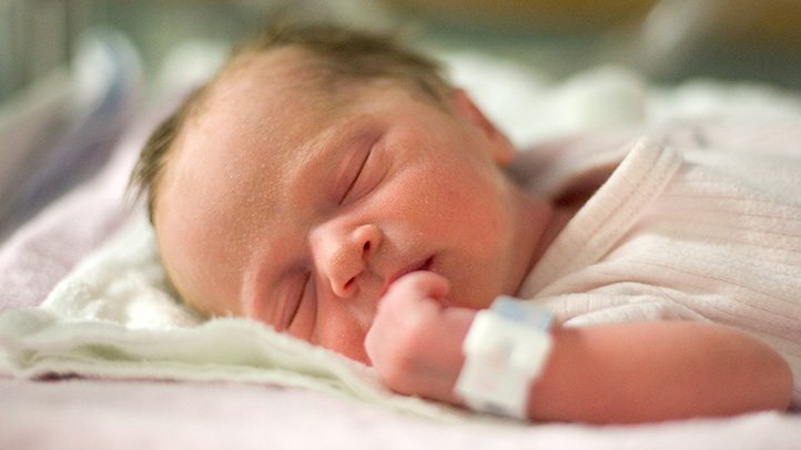 जन्म के बाद नवजात शिशु का कितना वजन कम होता है how much newborn drops weight after birth